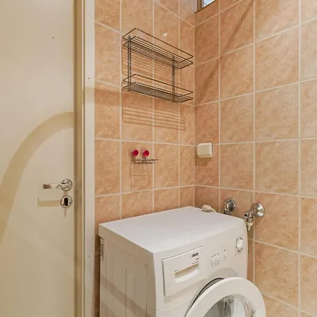 Cozy Near Port & Old Town With Free Parking!