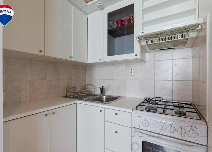 Cozy Near Port & Old Town With Free Parking!