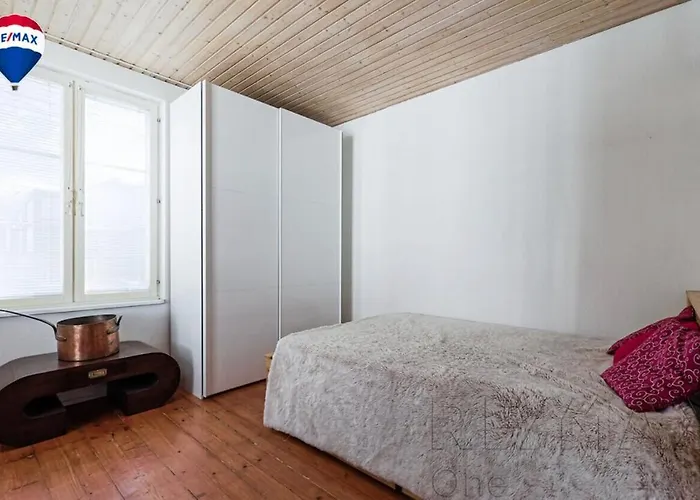 Cozy Near Port & Old Town With Free Parking! Lägenhet