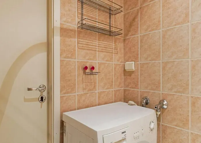 Cozy Near Port & Old Town With Free Parking!